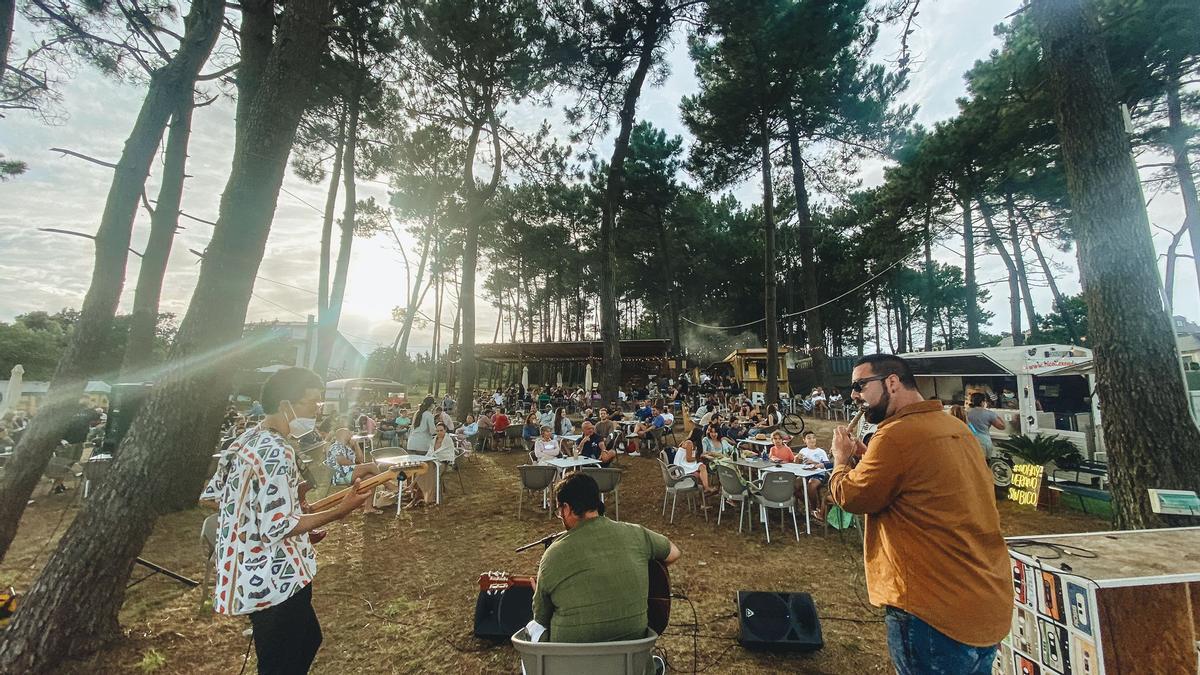 Una actuación en el chiringuito Rocambolesco, en Balea.