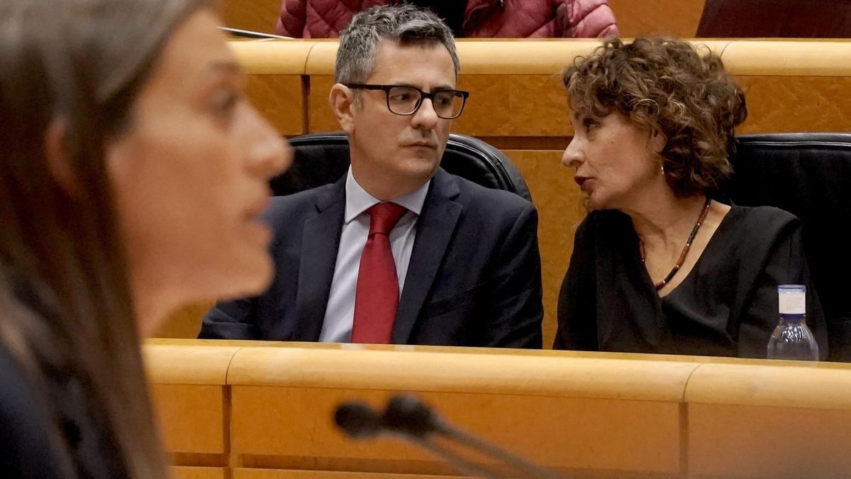 La portavoz de Junts en el Congreso, Miriam Nogueras, pasa junto al ministro de Justicia, Félix Bolaños, y la vicepresidenta primera y ministra de Hacienda, María Jesús Montero.