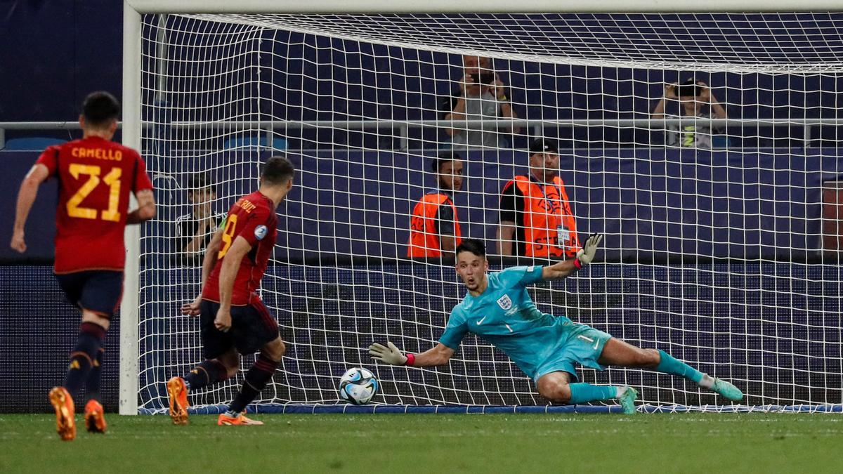 Abel Ruiz lanza el penalti en el tiempo añadido de la segunda mitad de la final del Europeo sub-21, que es detenido por Trafford, el meta inglés.