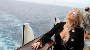 Bonnie Tyler, mirando el eclipse desde una cubierta del crucero Ocean of the Seas el 21 de agosto de 2017.