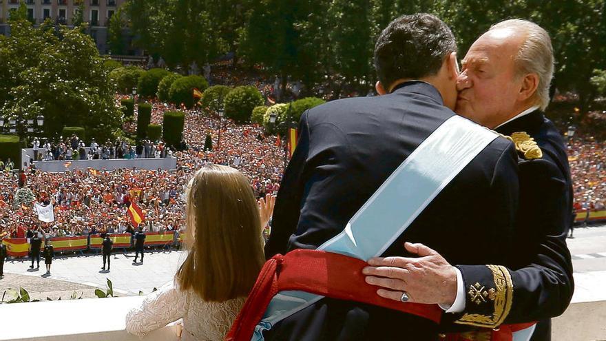 Felipe VI abraza a Juan Carlos en presencia de la princesa Sofía tras la proclamación del primero como Rey de España.