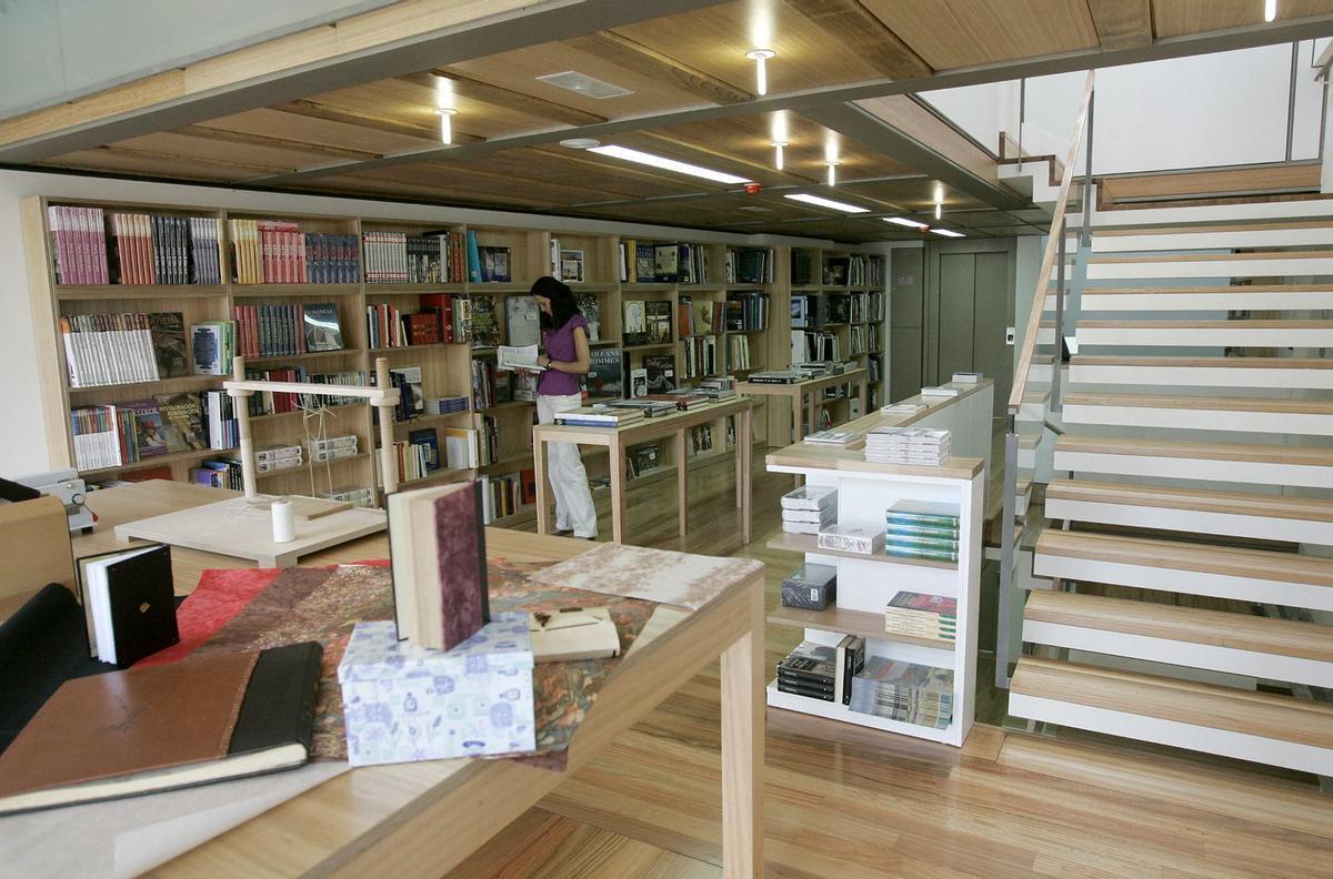 Interior de la librería Couceiro