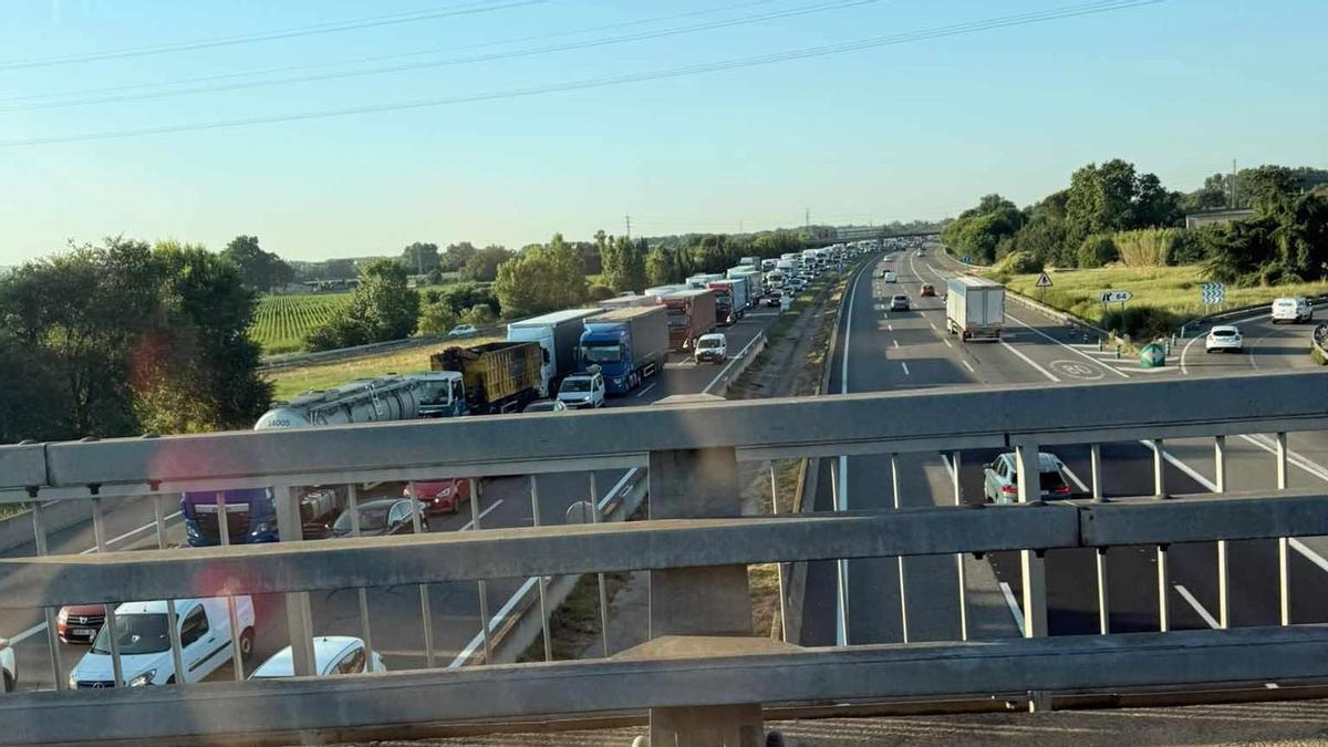 Les cues a l'autopista AP-7 per unes obres a Salt.