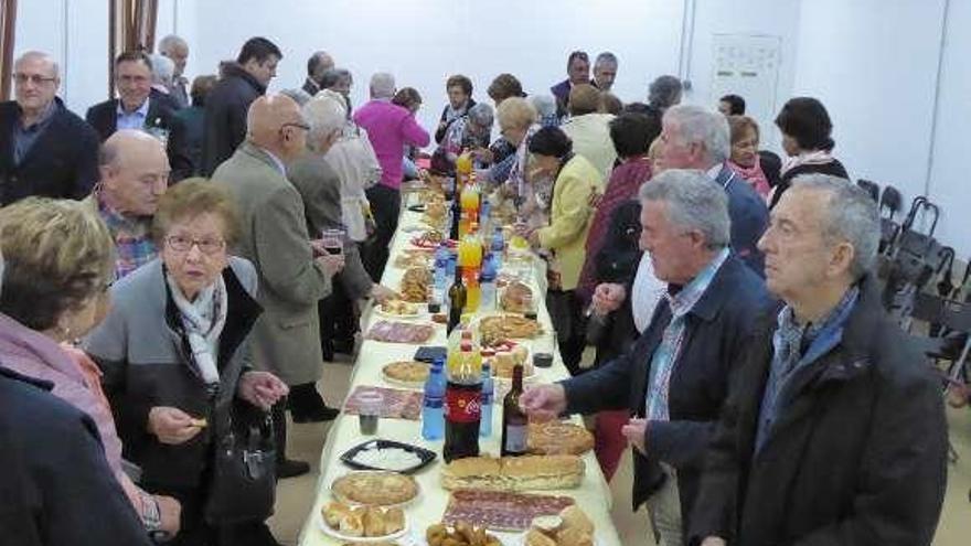 Asistentes al pincheo celebrado tras la entrega de los galardones.