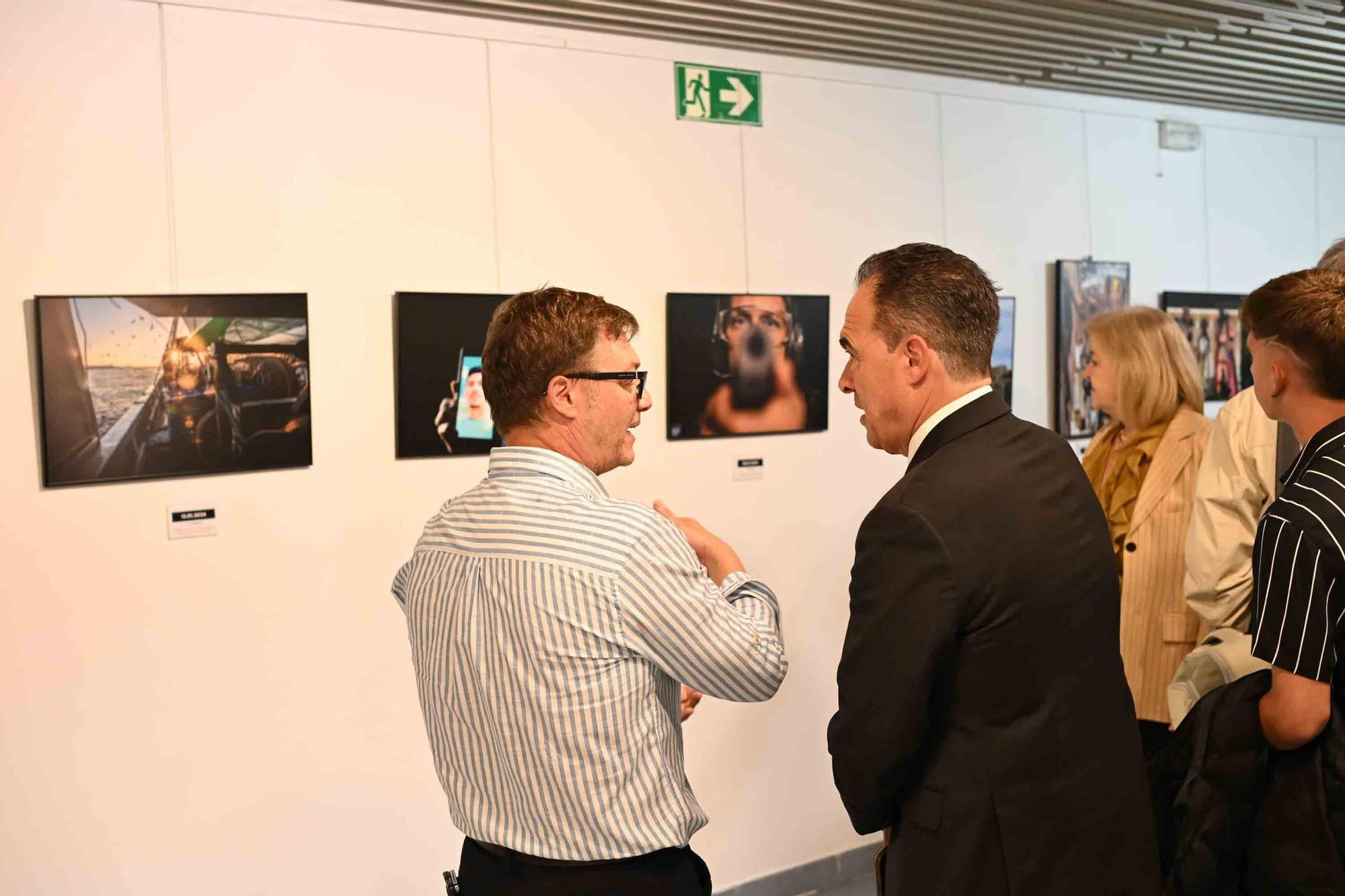 lleno total en la inauguración de INFotoperiodistas 2024,. un año de fotografía de prensa en Alicante