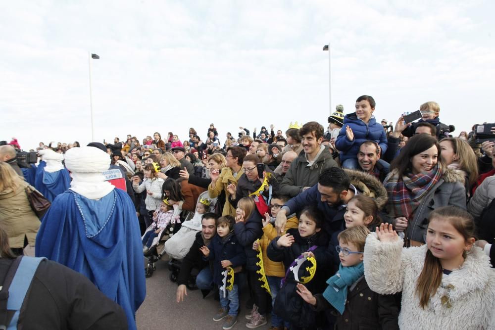 Una multitud recibe a los Reyes Magos en Gijón.