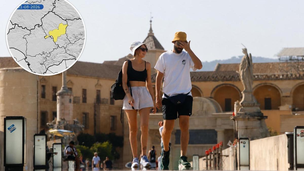 En la imagen grande, dos turistas pasean por el Puente Romano de Córdoba. En el círculo, aviso amarillo por calor en la Campiña cordobesa.