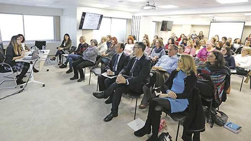 La investigadora Noemí Pereda, durante su conferencia en la sede de Caixabank.