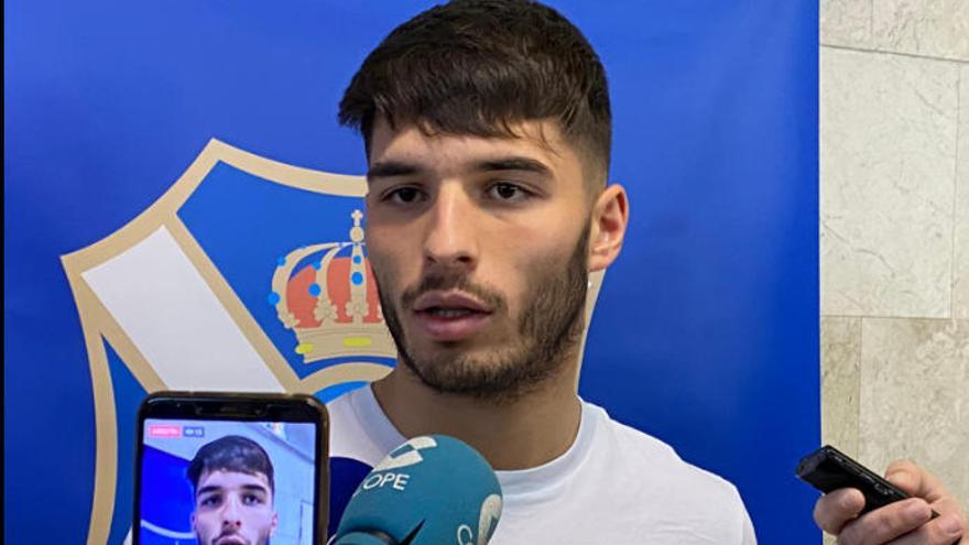 Lluís López en el aeropuerto de Los Rodeos.