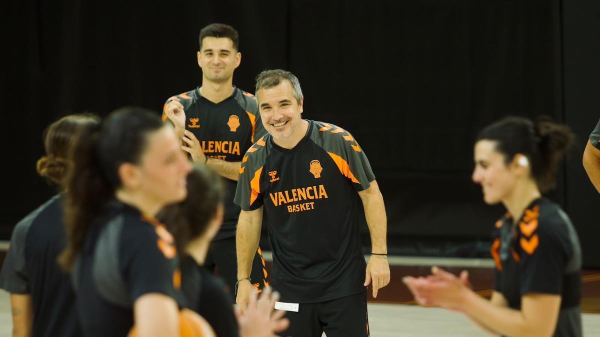 Primer entrenamiento pretemporada Valencia Basket femenino Javi Torralba