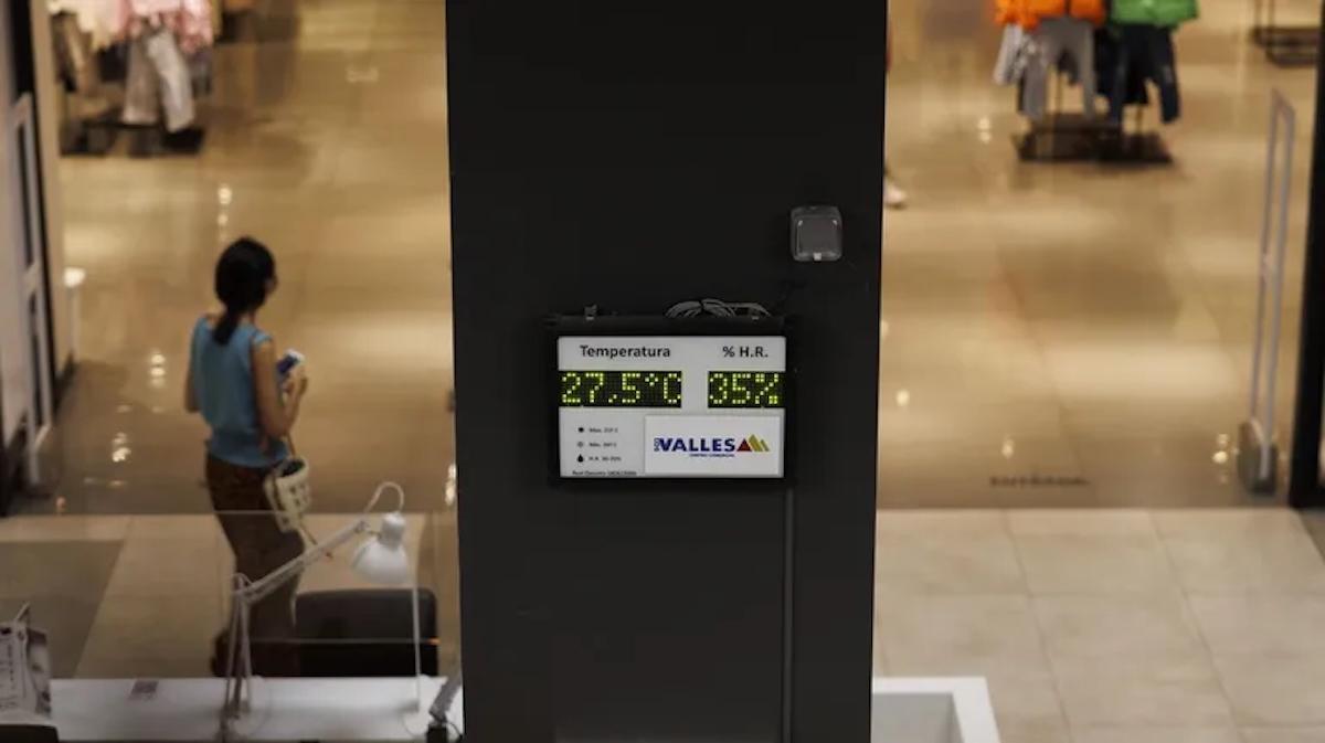Marcador de temperatura del aire acondicionado en un centro comercial.