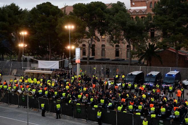 Aficionados del Olympique Lyon en los accesos del Camp Nou en Barcelona esperando para pasar los controles de seguridad horas antes del partido de vuelta de octavos de final de la Liga de Campeones donde los franceses se enfrentarán al FC Barcelona.