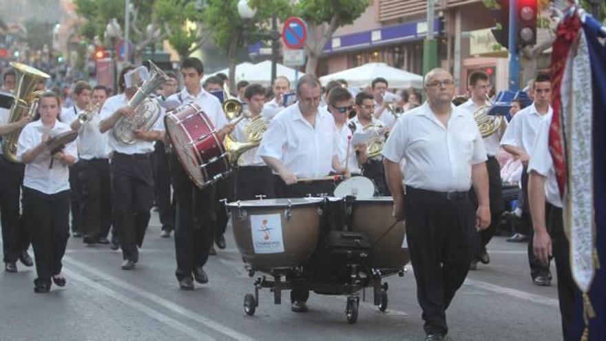 L´Harmonia Societat Musical de Alicante durante un acto en Hogueras.