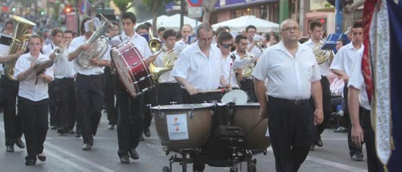 L´Harmonia Societat Musical de Alicante durante un acto en Hogueras.