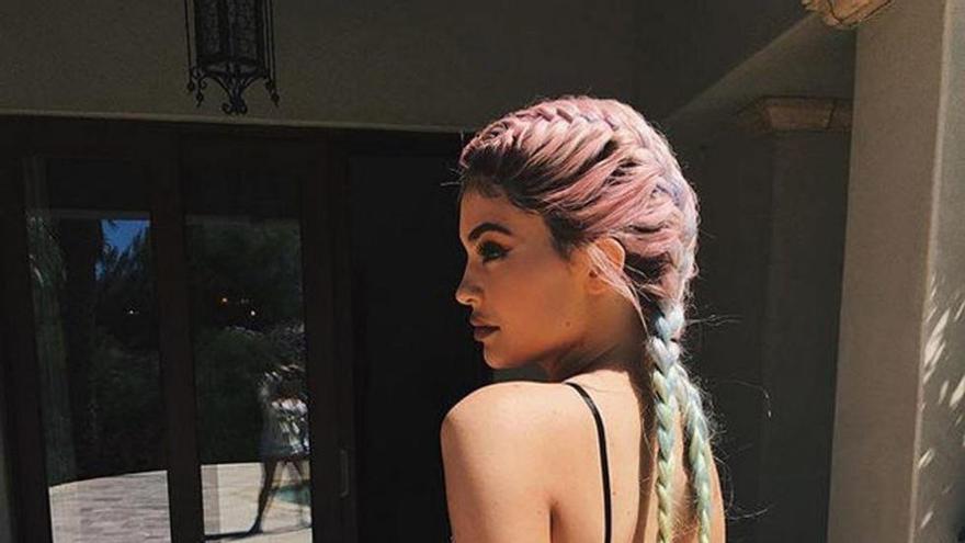 Kylie Jenner con las trenzas boxer braids.