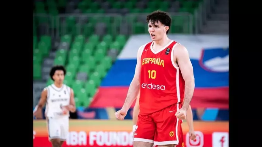 Nikola Dzepina se mide a Jorge Carot y Álex Blanco en la semifinal del EuroBasket U20 entre España y Serbia.