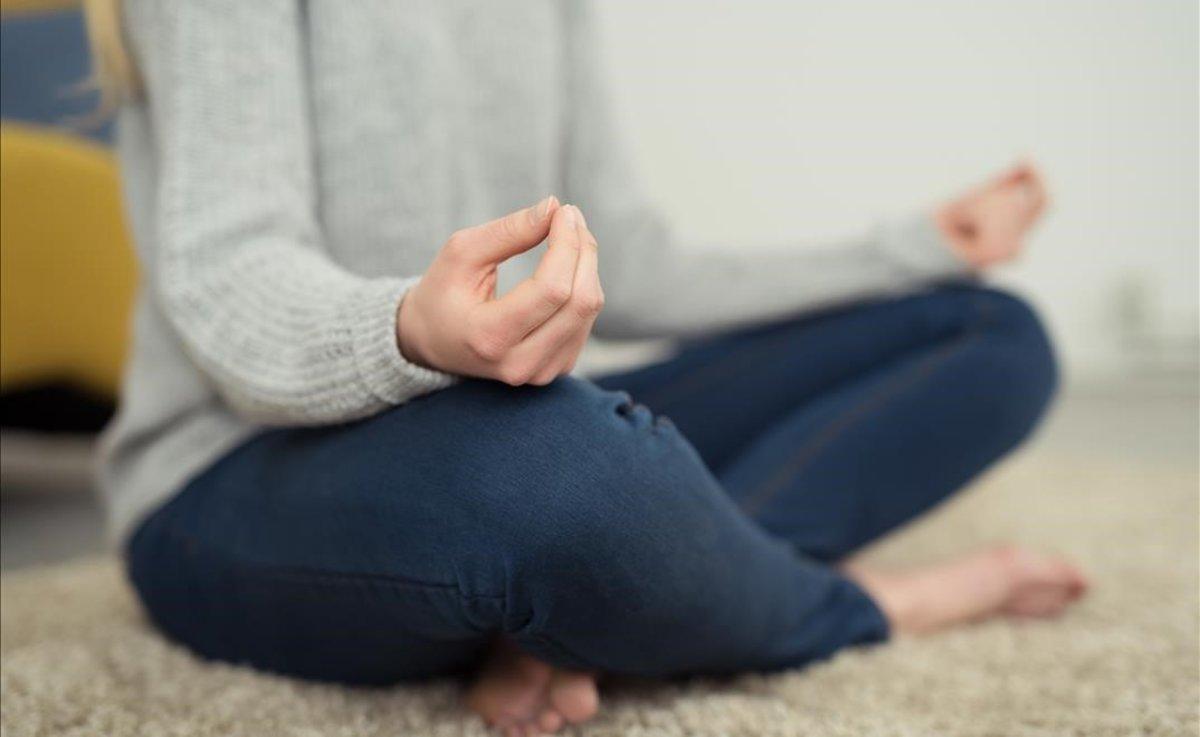 Una persona haciendo meditación.