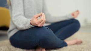 Una persona haciendo meditación.