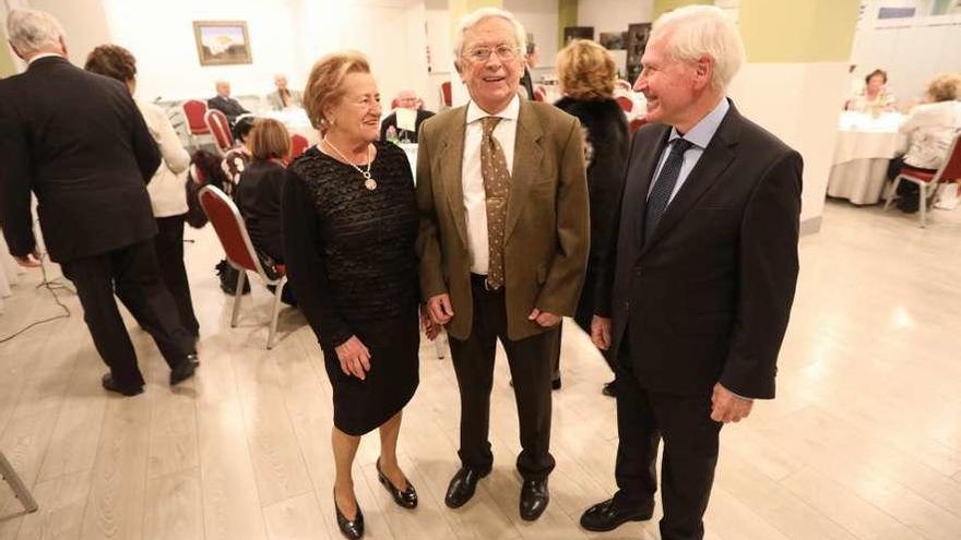 Manuel Campa, en el centro, con su esposa, Margarita Rodríguez, y Marino Soria.