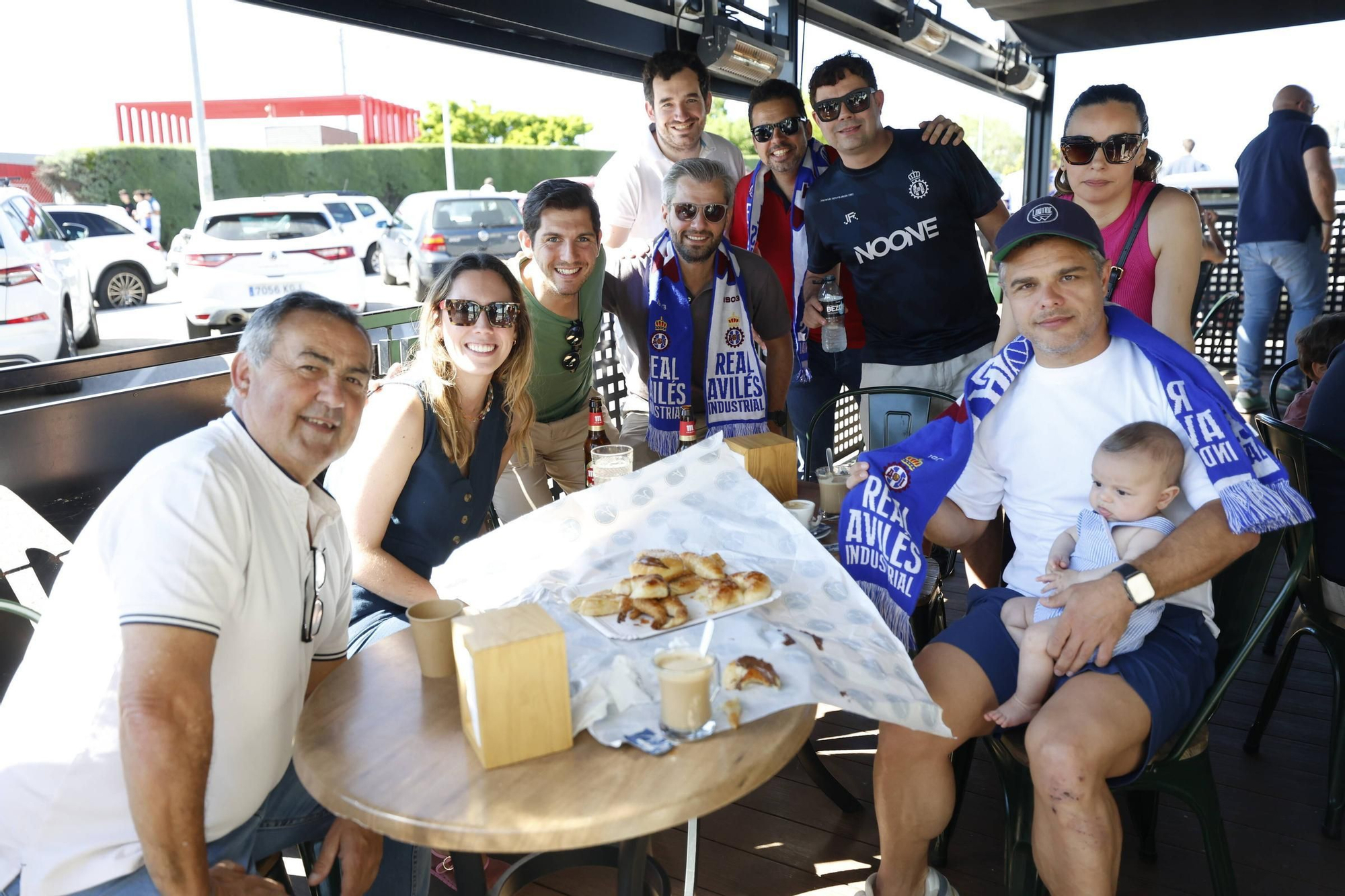 EM IMÁGENES: Multitudinario recibimiento al Avilés en su llegada al campo del Rayo Majadahonda