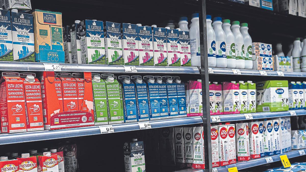 Botellas y tetrabriks de leche en un supermercado de Barcelona