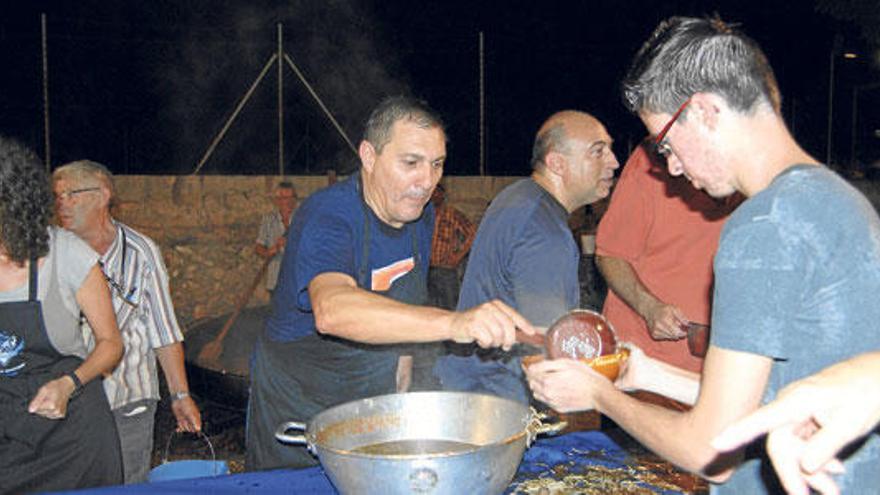 El alcalde, voluntarios y otros concejales, se arremangaron para ayudar a servir a los varios miles de comensales.