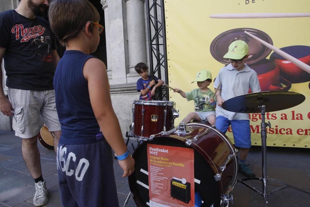 Els Amics de les Arts omplen de nens el Teatre Municipal