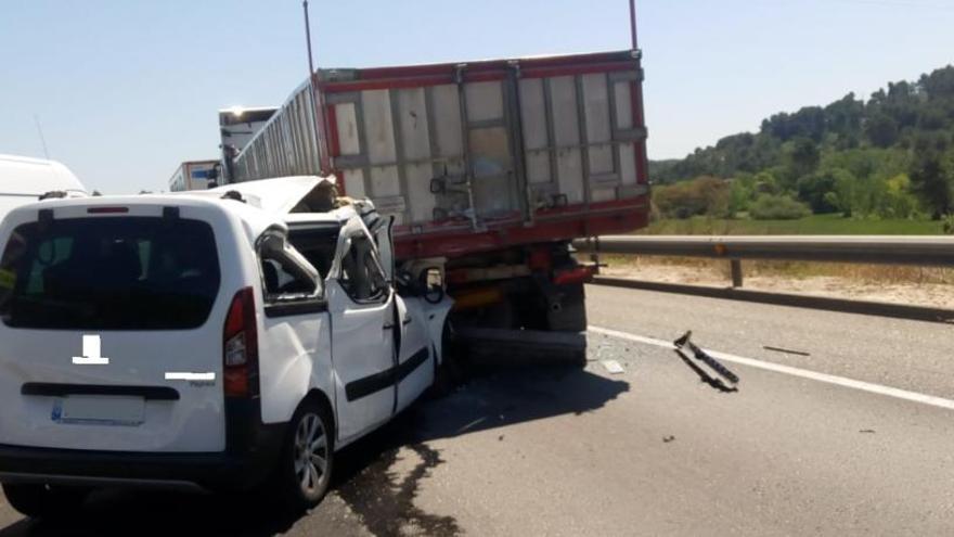 Un mort a l&#039;A-2 a Jorba en un accident per encalç entre un camió i una furgoneta