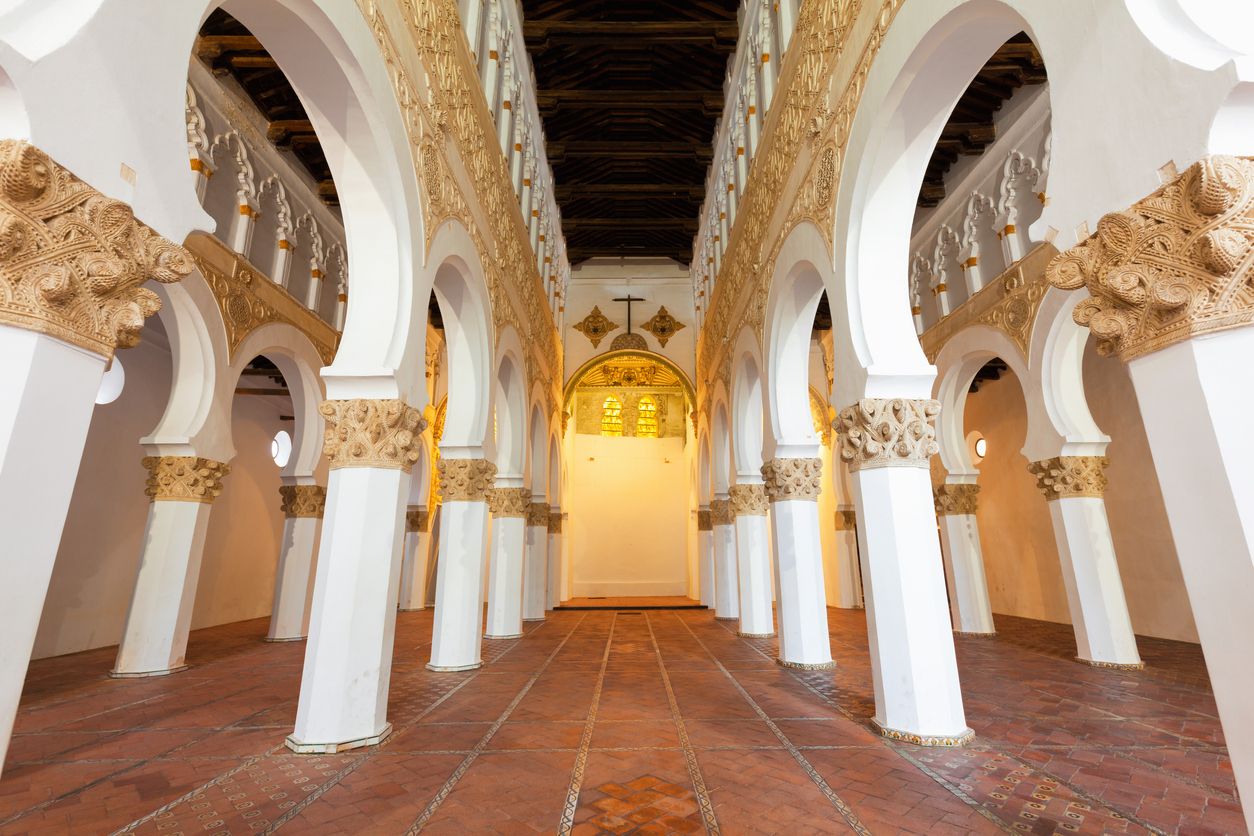 Interior de la Sinagoga de Santa Maria la Blanca en Toledo