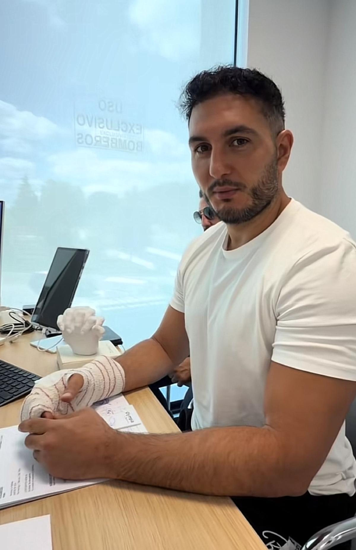 Omar Montes, con el brazo escayolado, explica que le pasa