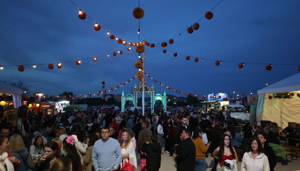 El recinto ferial fue inaugurado anoche y estará abierto hasta mañana domingo.
