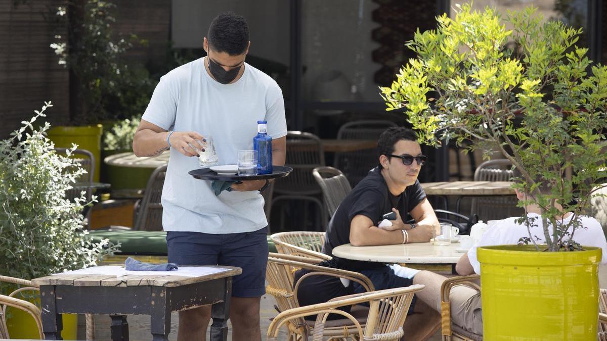 Un camarero, en una terraza de Barcelona.