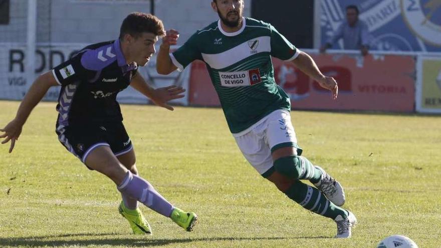 Villarejo, del Coruxo, trata de conducir el balón ante la presión de un jugador del Valladolid B. // Alba Villar