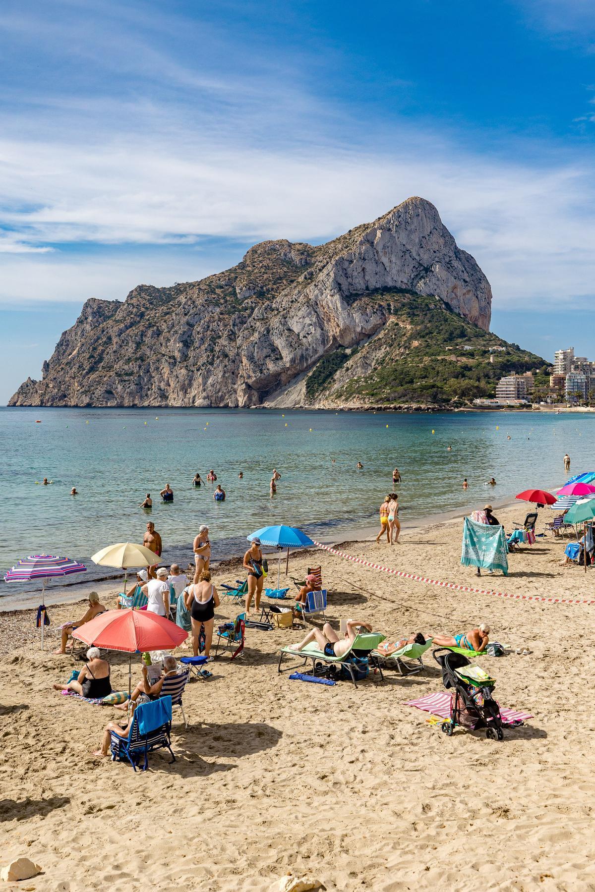 Parque Natural. El Peñón de Ifach, símbolo de la Costa Blanca, tiene 332 m. de altura y un kilómetro de longitud. Unido a tierra por un estrecho istmo, es uno de los accidentes geográficos de mayor singularidad y belleza de todo el litoral mediterráneo.