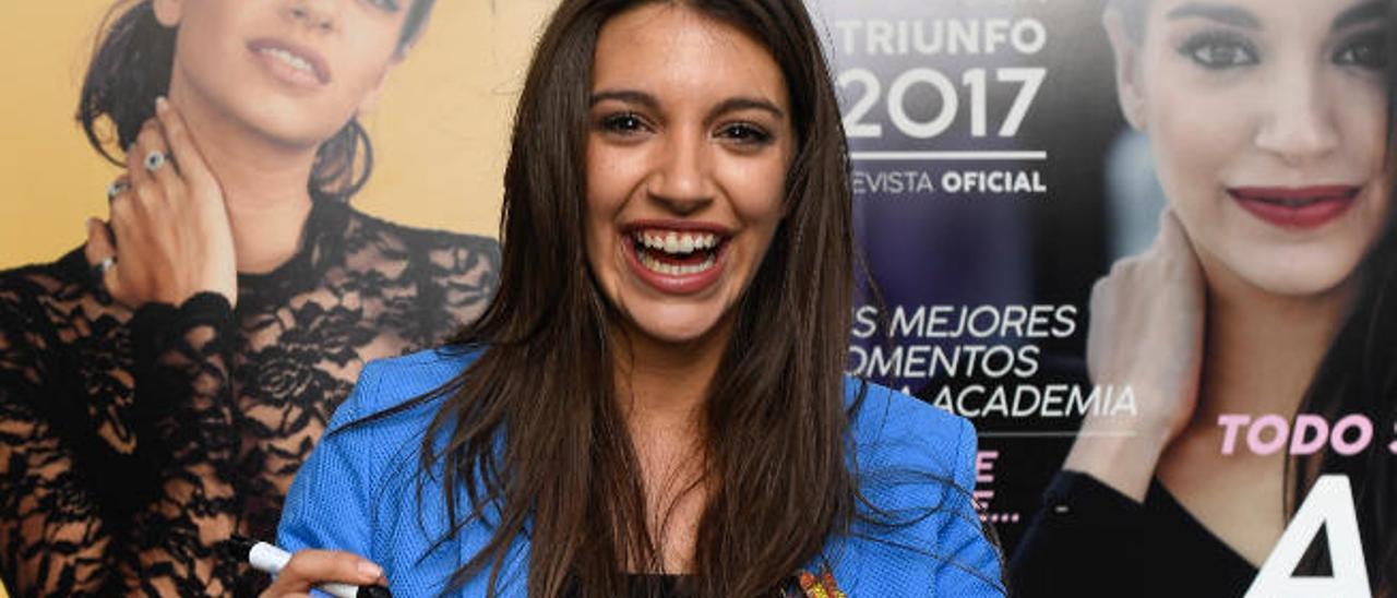 Ana Guerra, el domingo, durante la firma de autógrafos en El Corte Inglés de Mesa y López.