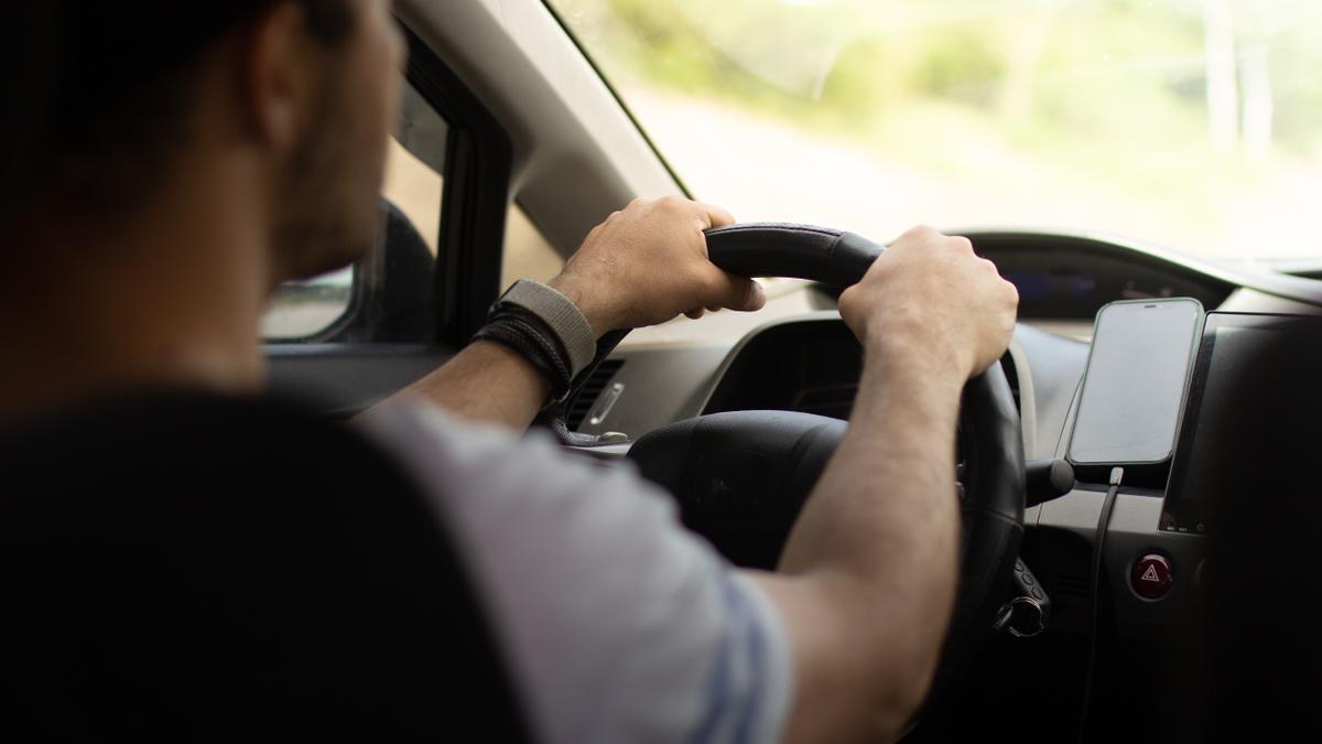 Un conductor al volante de su vehículo