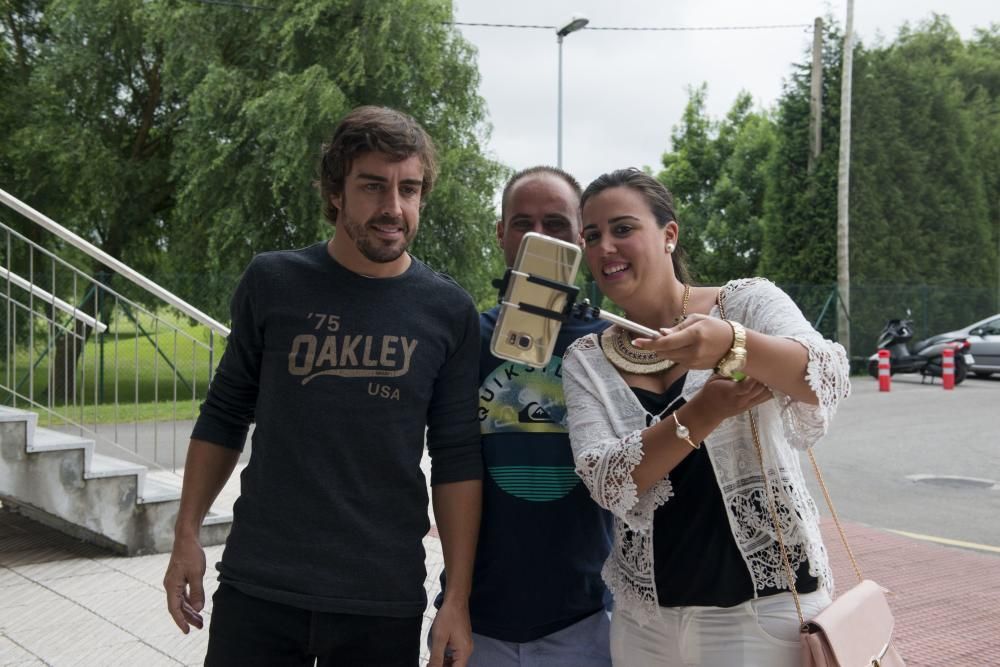 Fernando Alonso en el circuito de La Morgal para grabar un anuncio