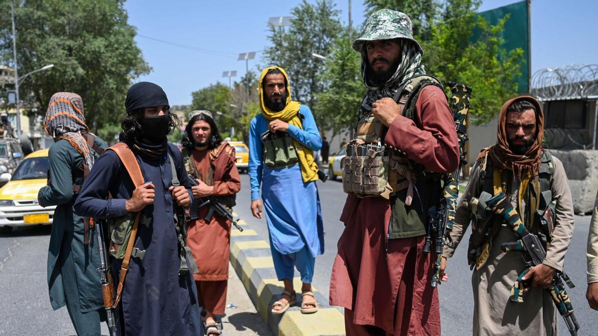 Combatientes talibanes montan guardia a lo largo de una calle cerca de la plaza Zanbaq, en Kabul.