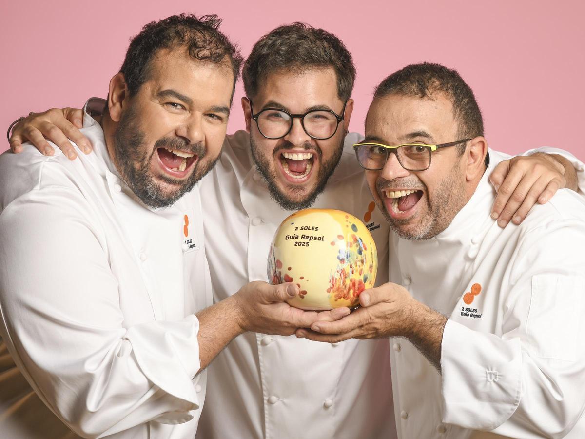 Los hermanos Padrón junto a Adrián García, de Poemas.