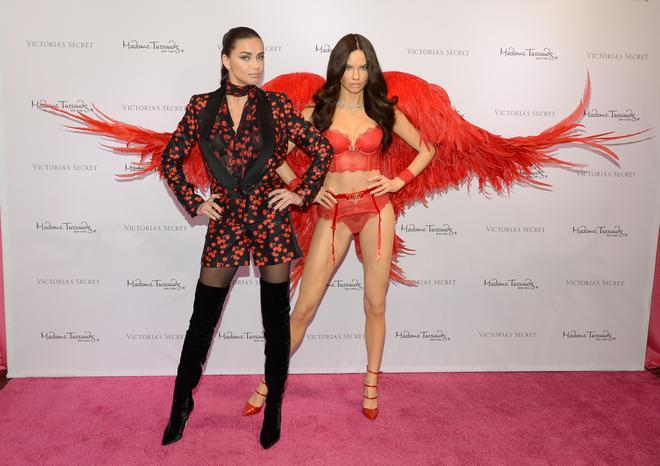 Adriana Lima con botas hasta la rodilla