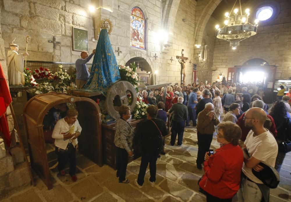 La nueva cita con el santuario de A Franqueira, en A Cañiza, unió ayer a miles de devotos.