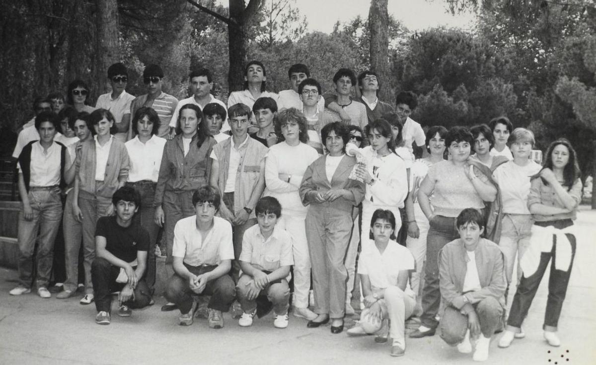 Alumnos e mestres de varias promocións do colexio público de Silleda da década de 1980