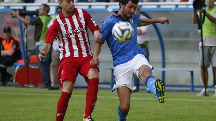 Alberto Benito presiona a Eneko en un Sporting B-Oviedo.