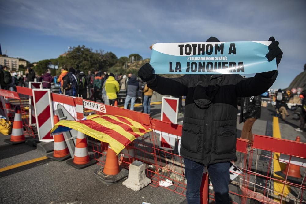 Una acció del Tsunami Democràtic talla l'AP-7 a la Jonquera