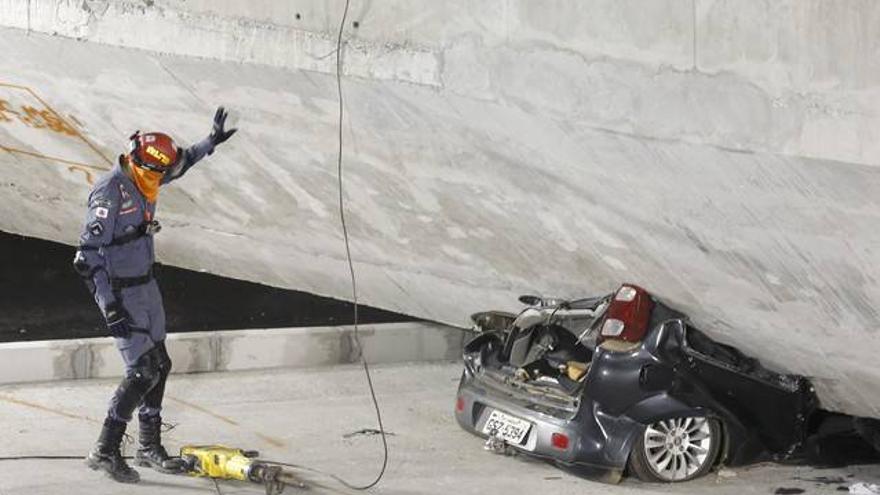 Un viaducto en obras por el Mundial de Brasil se derrumba y causa 2 muertos y 20 heridos