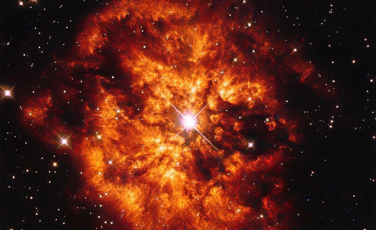 La estrella Hen 2-427 brilla intensamente en el mismo centro de esta imagen explosiva alrededor de los cúmulos calientes de gas circundante que se expulsan al espacio a más de 150 000 km. por hora.