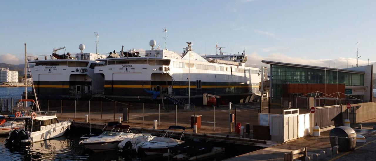 Los dos barcos de Trasmapi que llevan meses atracados frente a la estación marítima del puerto de Sant Antoni. 	 | J. A. RIERA