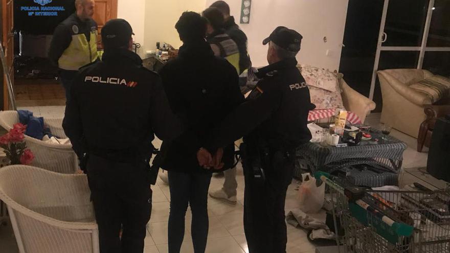 Die Polizei bei der Durchsuchung des besetzten Hauses auf Mallorca, das eigentlich einem Deutschen gehört