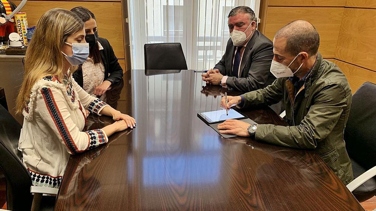 Lucía Noval, Helena Díaz, Hermenegildo Felipe Fanjul y Ángel García, en la firma del convenio con la Sociedad de Festejos. | R. I. G.