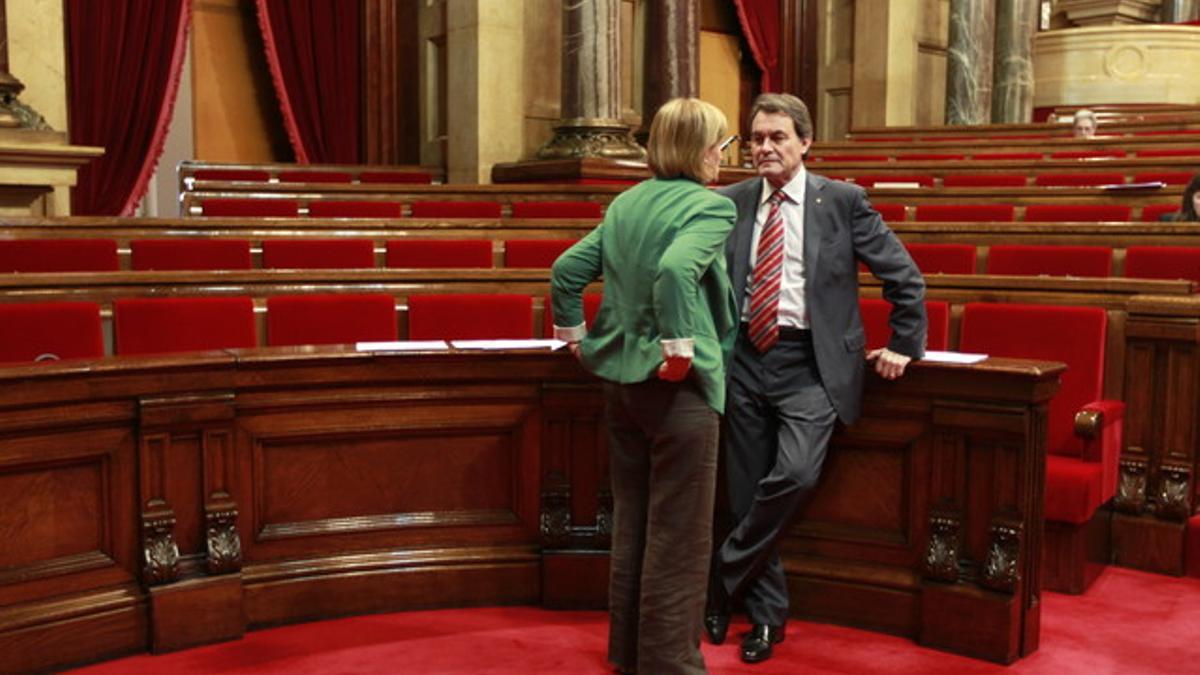 Artur Mas y Núria de Gispert intercambian impresiones en el Parlament.